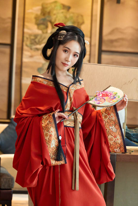 身穿汉服战国袍的亚洲美女与蔚县剪纸图片