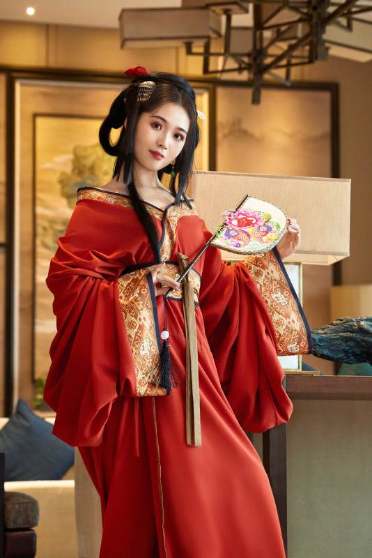 身穿汉服战国袍的亚洲美女与蔚县剪纸图片