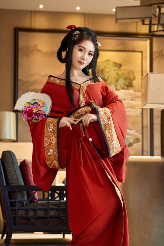 身穿汉服战国袍的亚洲美女与蔚县剪纸图片