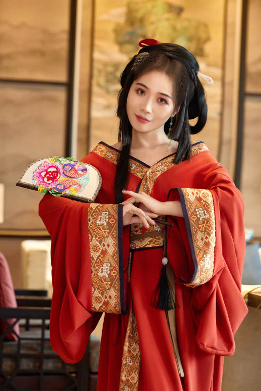 身穿汉服战国袍的亚洲美女与蔚县剪纸图片