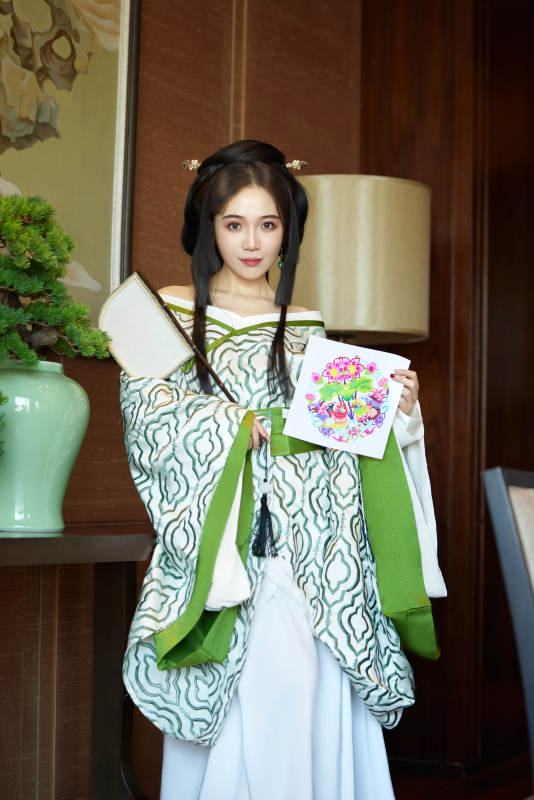 身穿汉服战国袍的亚洲美女与蔚县剪纸图片
