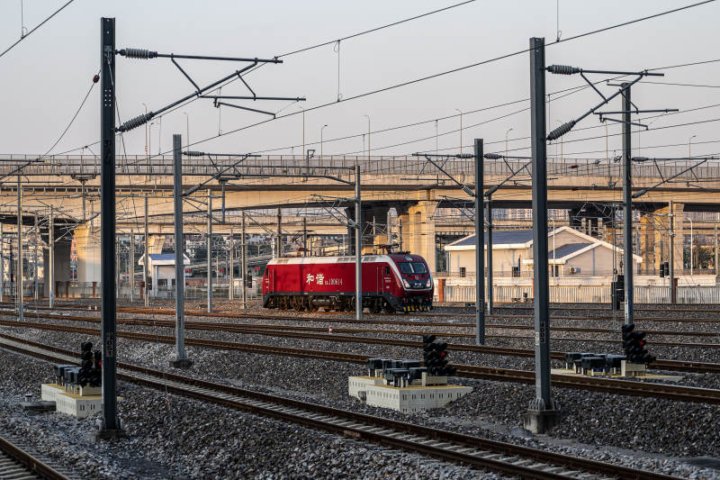 红色火车驶过铁轨图片