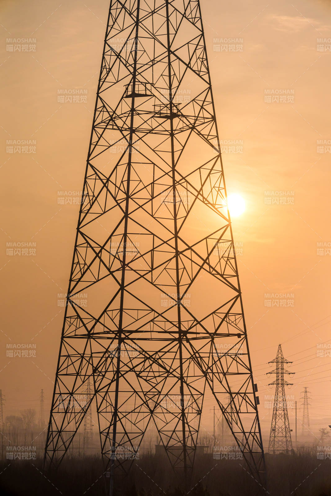 夕阳下的电塔剪影图片