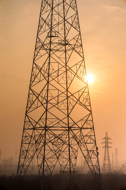 夕阳下的电塔剪影图片