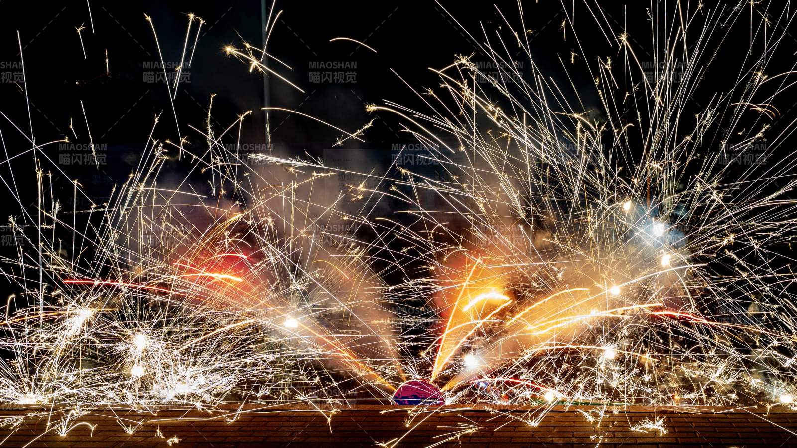 烟花绽放夜空图片