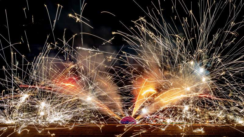 烟花绽放夜空图片