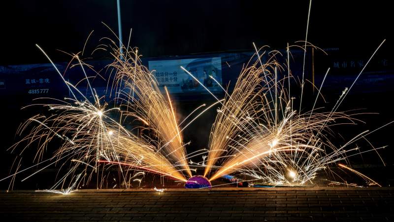 烟花绽放夜空图片