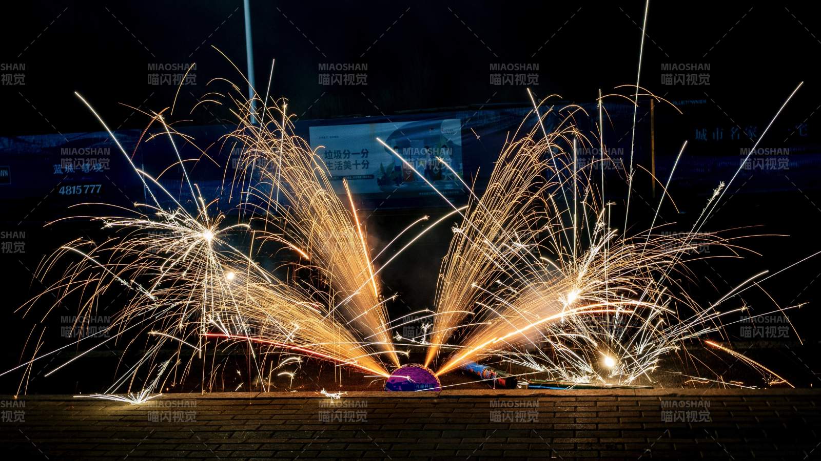 烟花绽放夜空图片