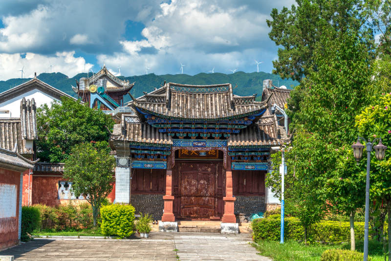 古建筑前绿树成荫图片