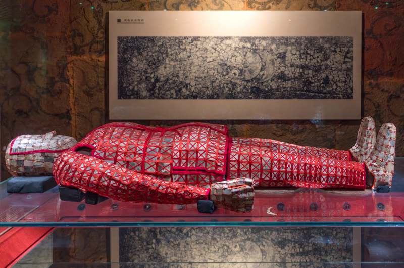 红色刺绣人形展品图片