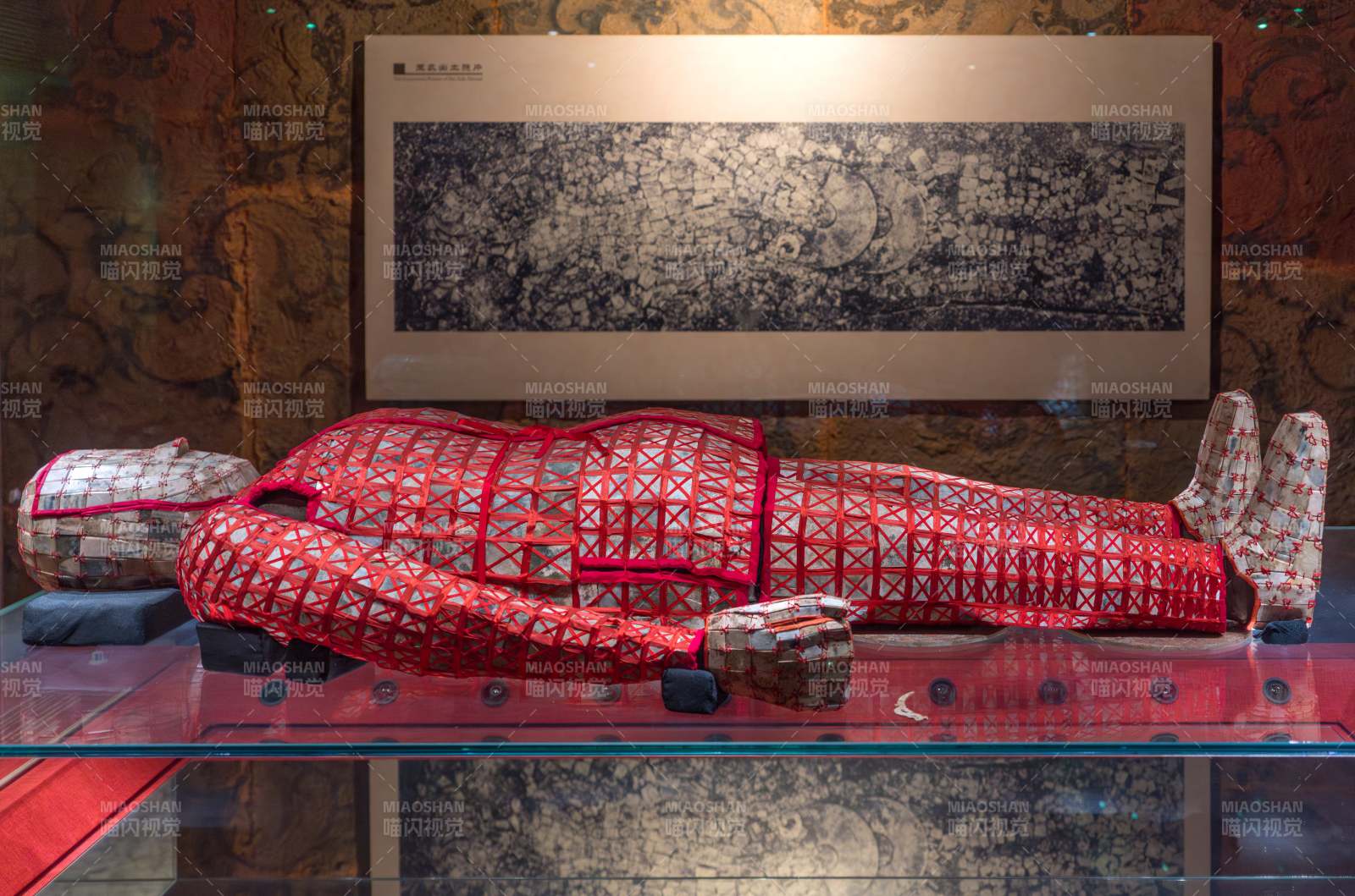 红色刺绣人形展品图片