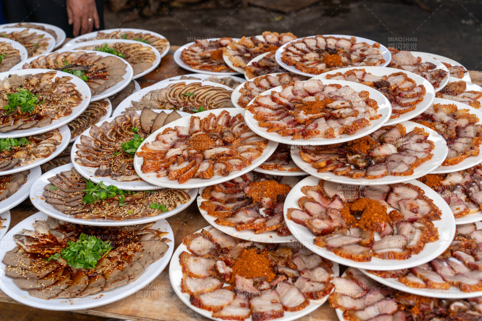 美味熟食盛宴图片
