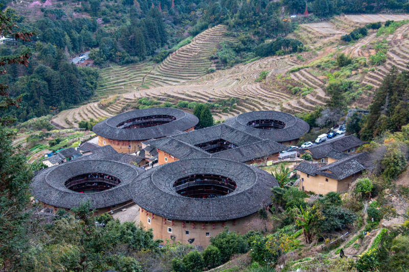 福建田螺坑土楼群山间美景图片