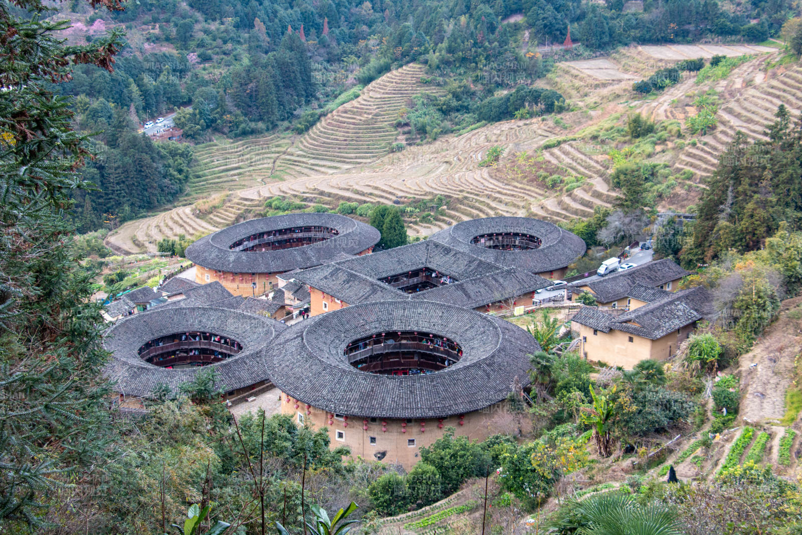 福建田螺坑土楼群落山间美景图片
