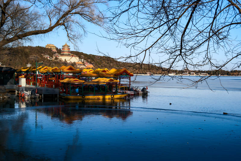 颐和园湖畔游船静泊图片