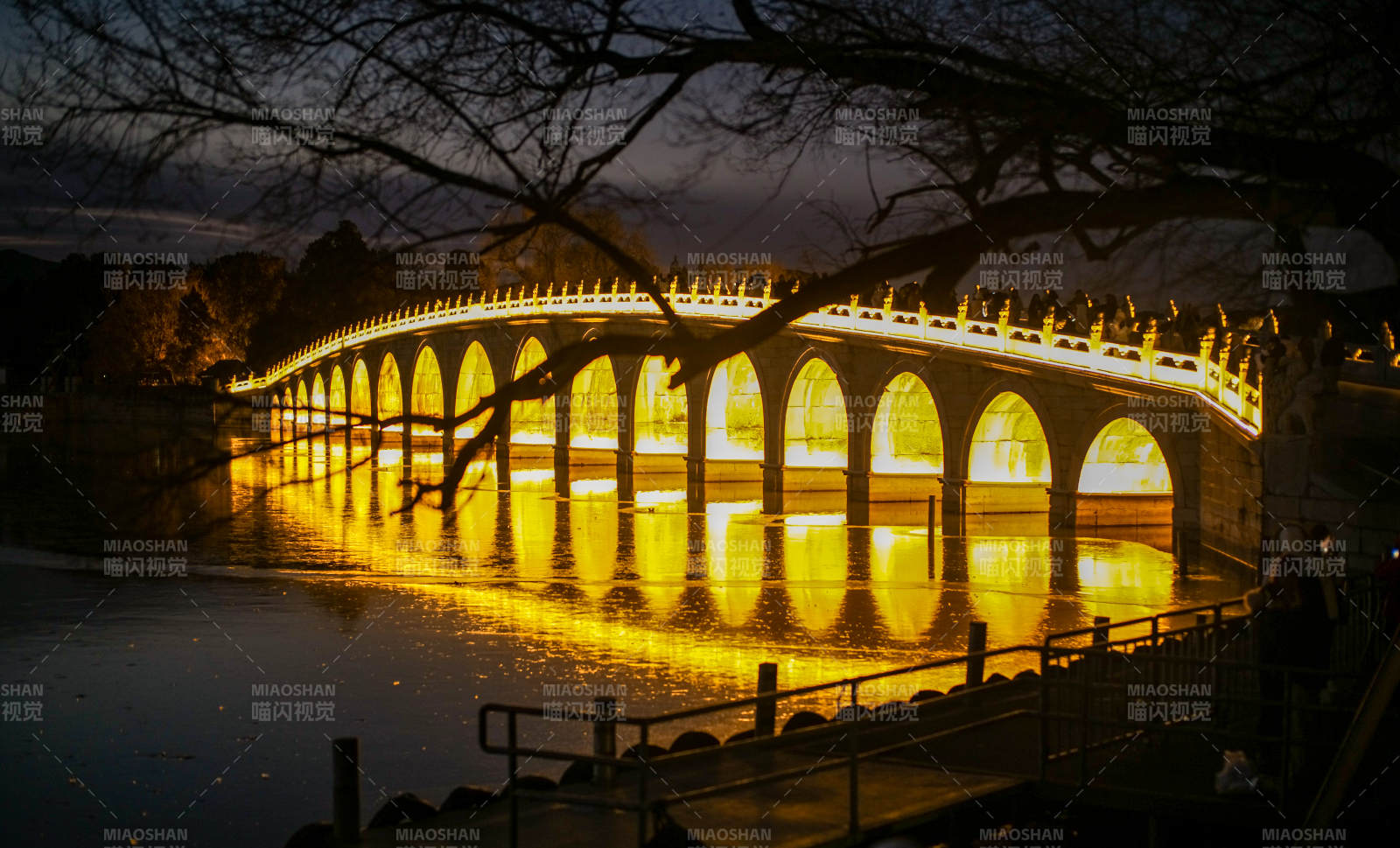 颐和园十七孔桥夜桥光影图片