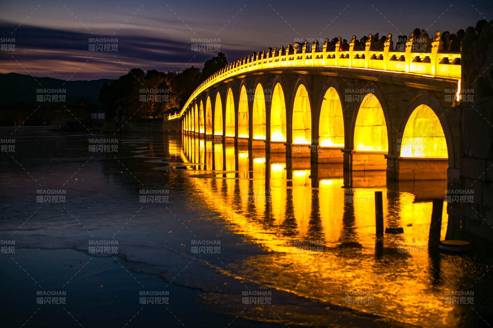 颐和园十七孔桥夜色中的拱桥倒影图片