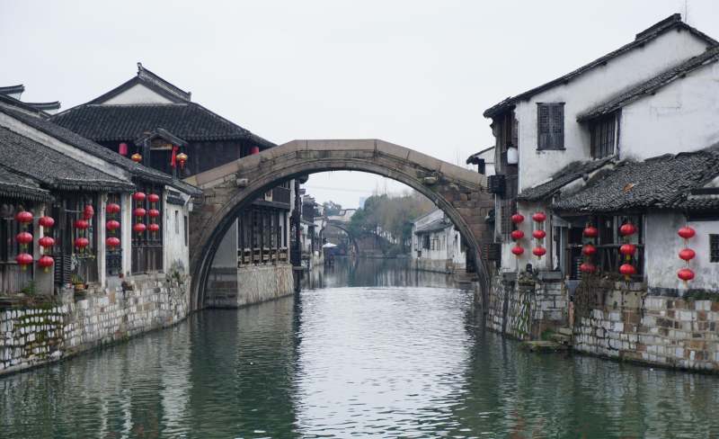 古桥水乡红灯映图片