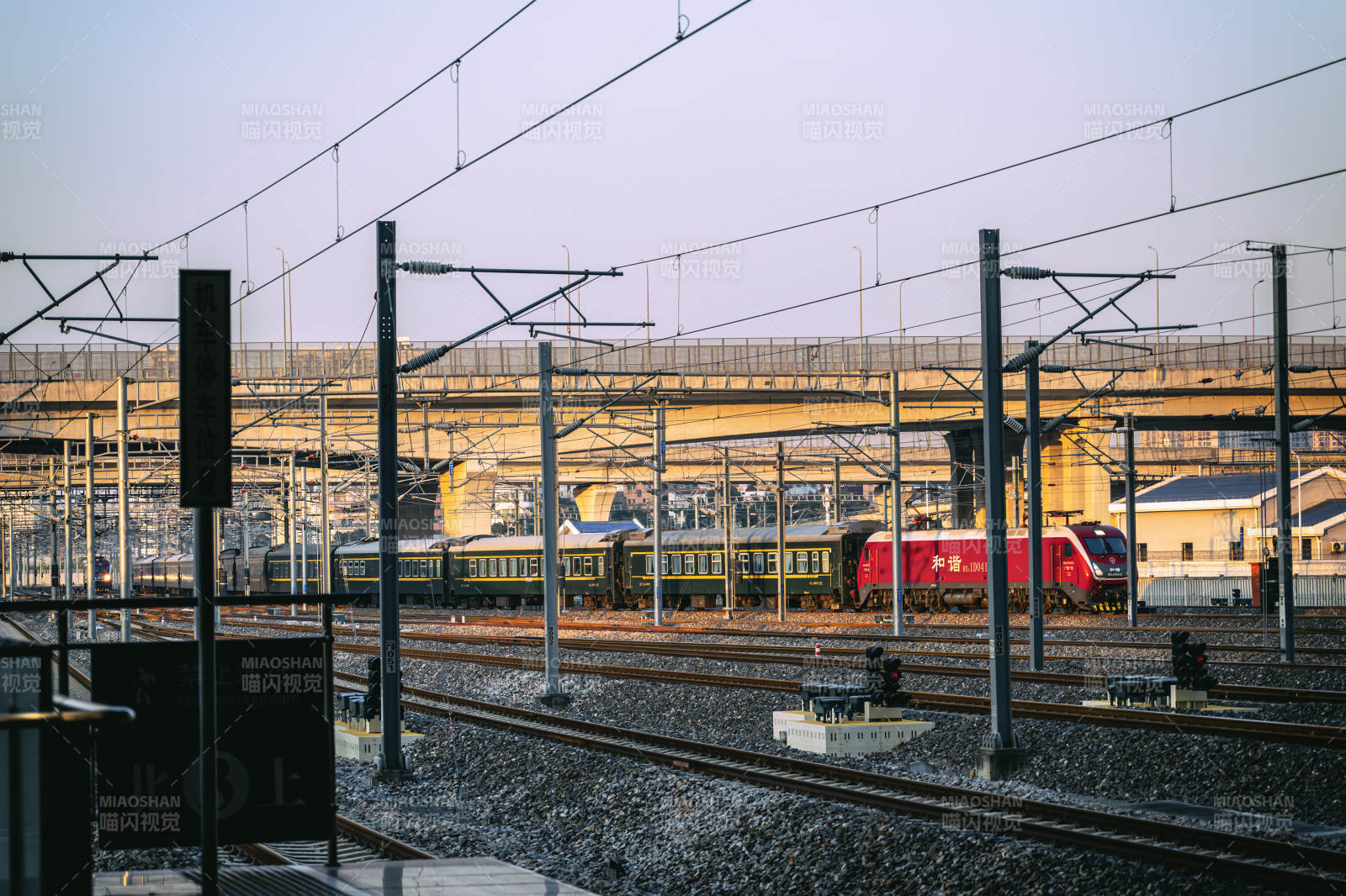 火车站台列车停靠图片