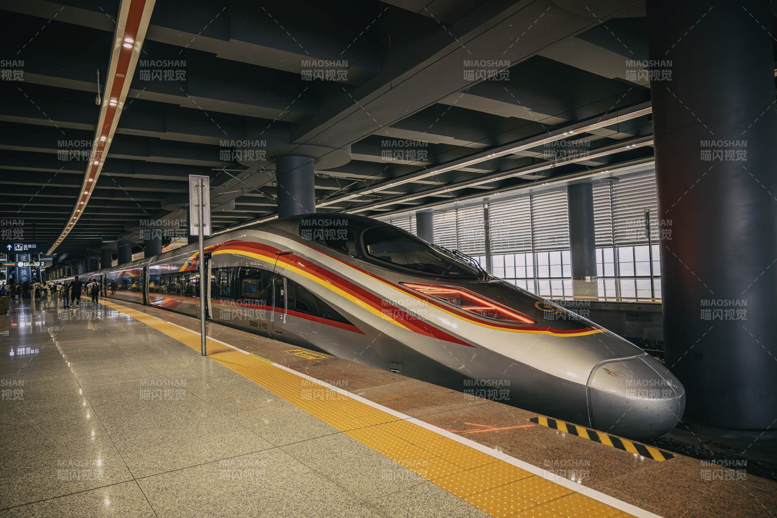 高铁停靠站台图片