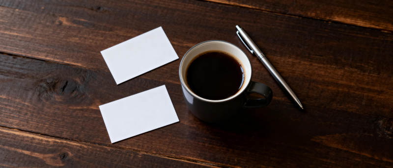 咖啡与名片静物图片