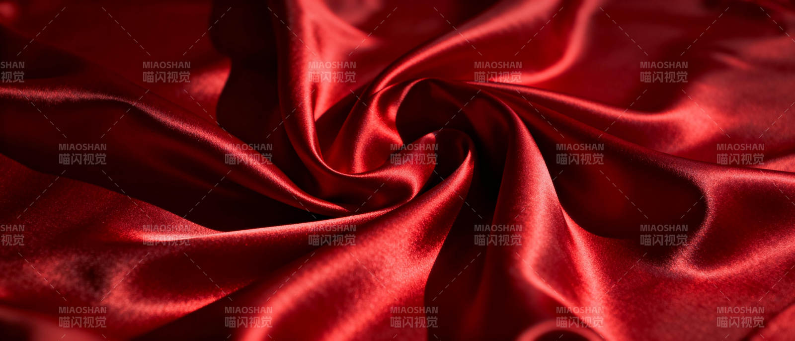 红色丝缎的柔美褶皱图片