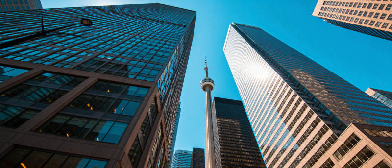 城市天际线与塔楼图片