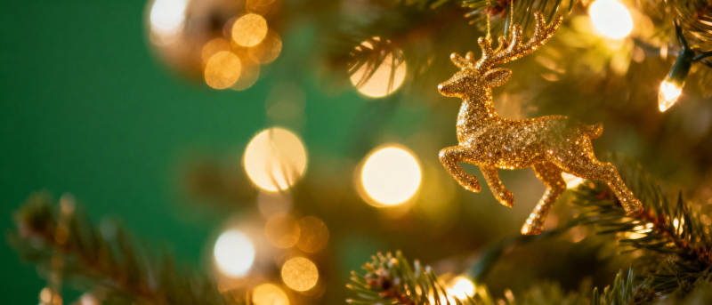 金色鹿饰圣诞树图片