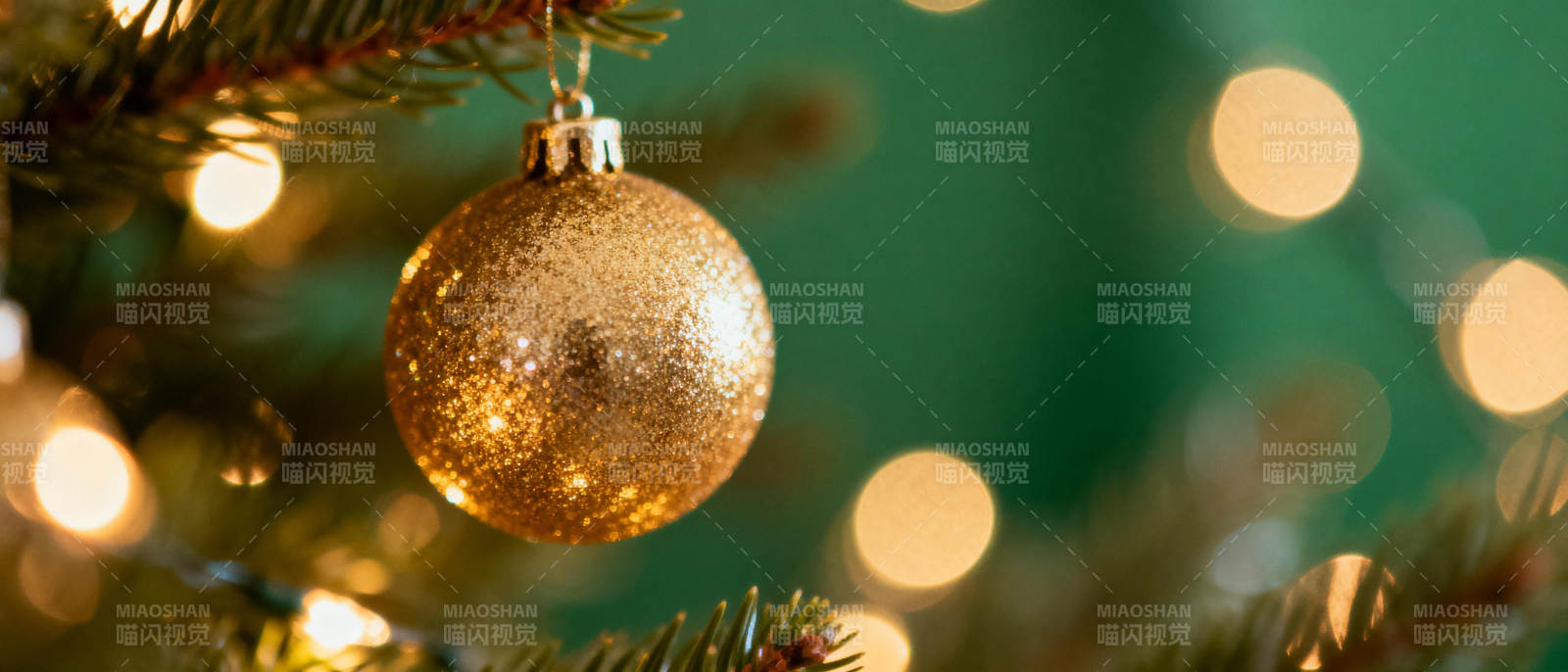 金色圣诞球挂枝头图片