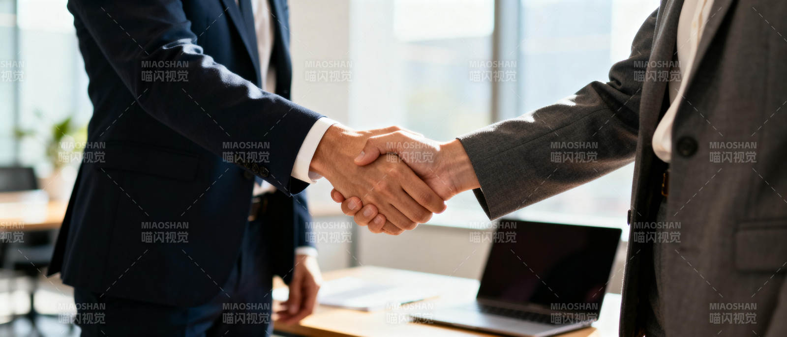 商务握手合作图片