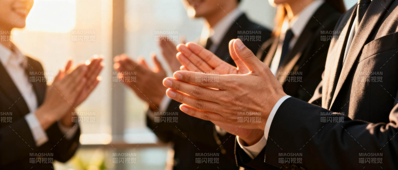 商务人士鼓掌致意图片