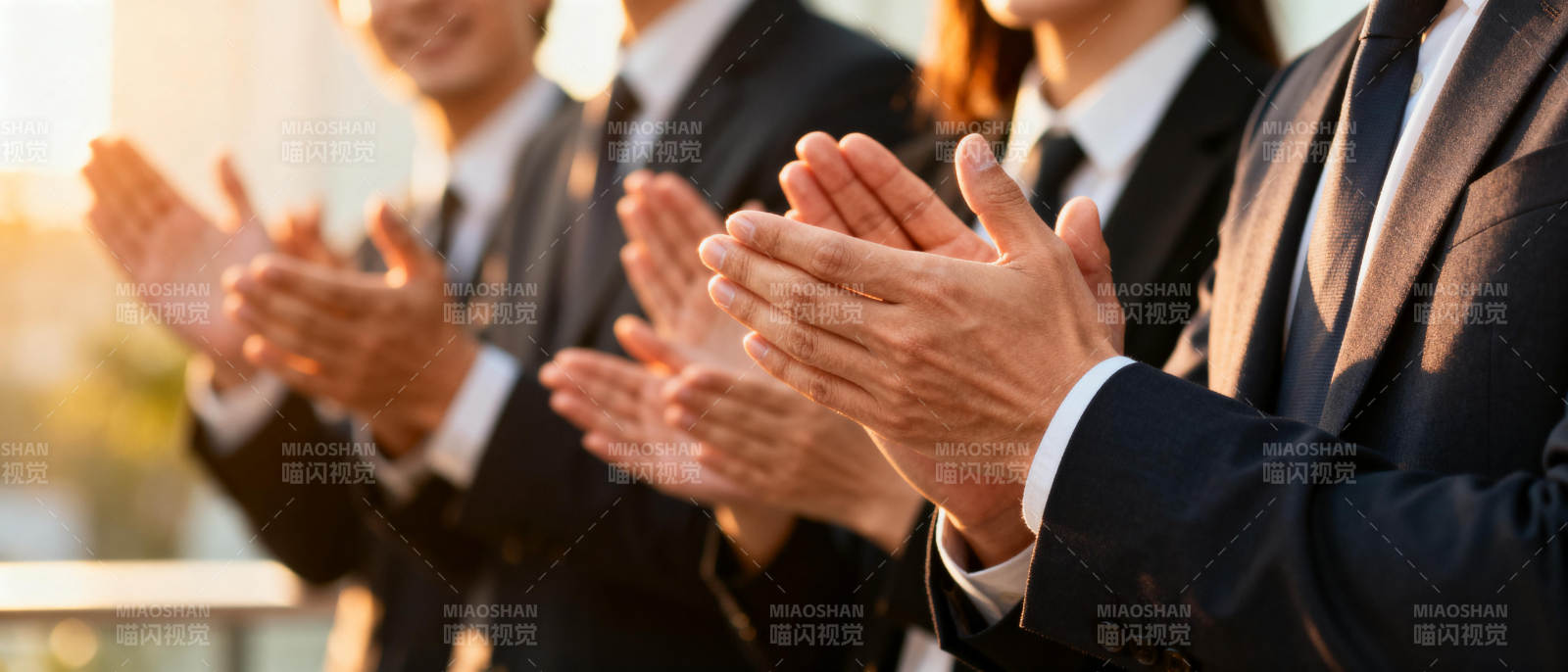 商务人士鼓掌图片