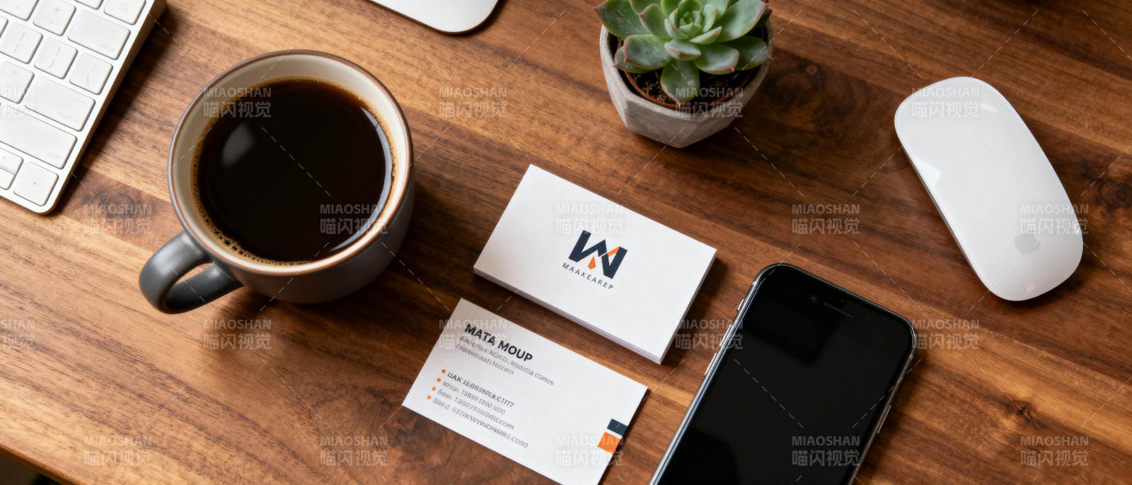 办公桌上的咖啡与名片图片