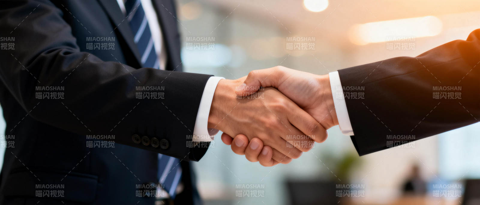 商务握手合作图片