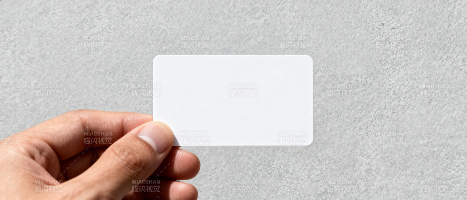 手持空白卡片图片