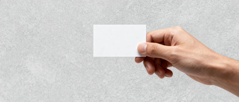 手持空白卡片图片