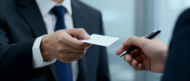 递名片的商务瞬间图片