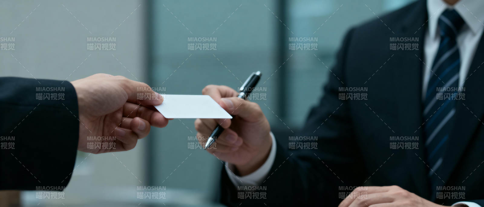 递名片的瞬间图片