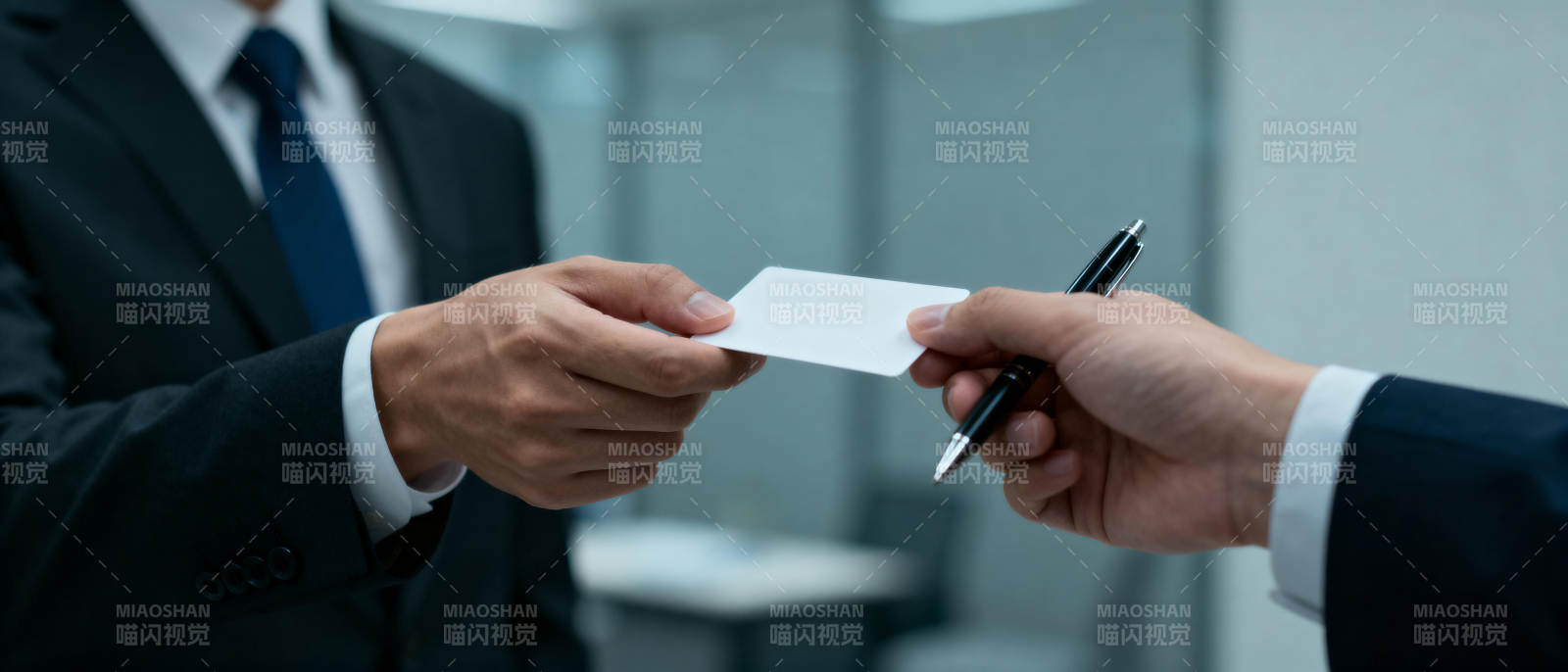 商务交名片图片