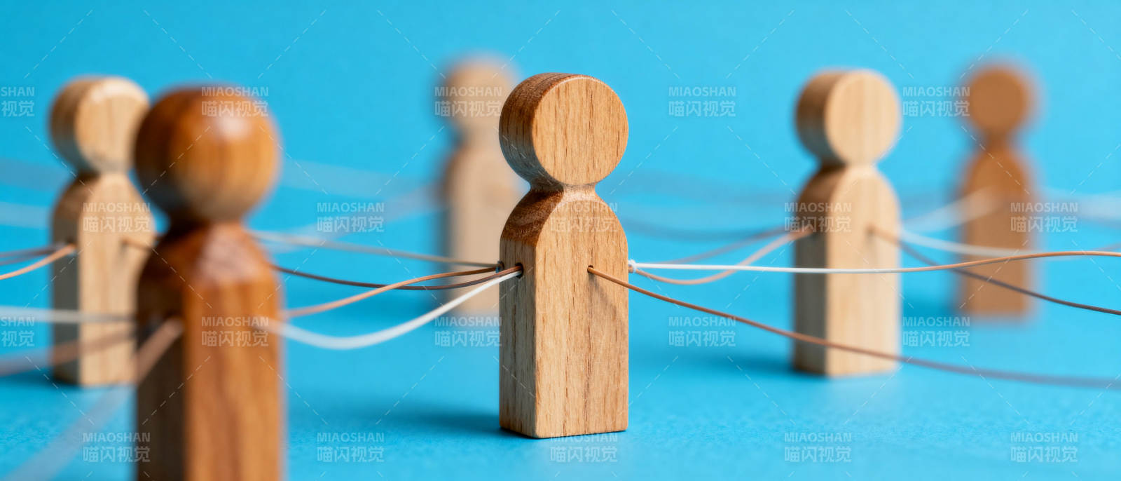 木人相连 携手共进图片