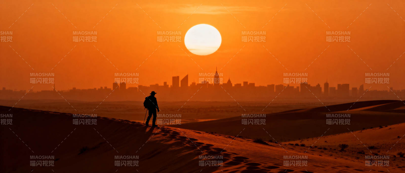 沙漠日落行者图片