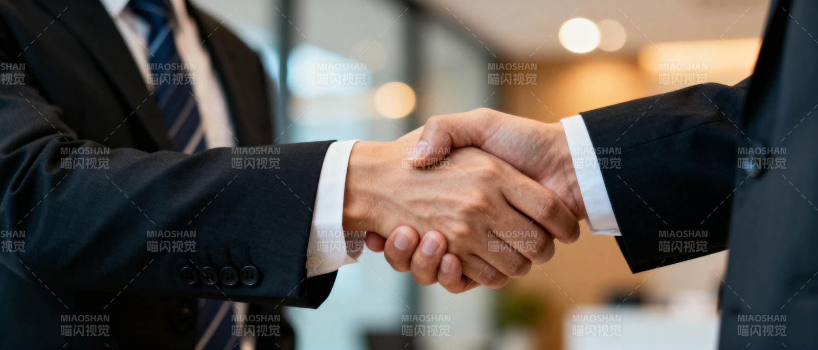 商务握手合作图片