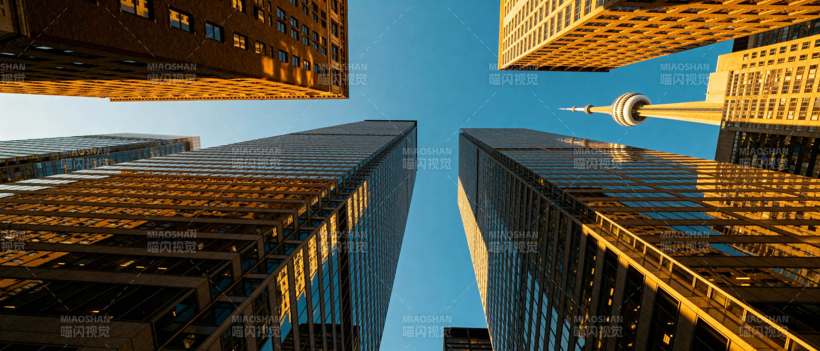 城市天际线仰拍图片