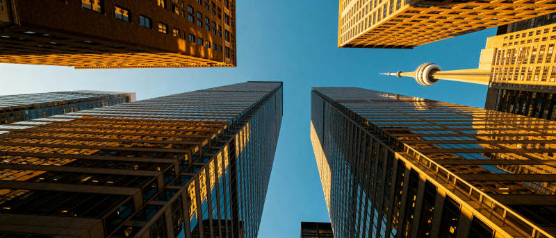 城市天际线仰拍图片