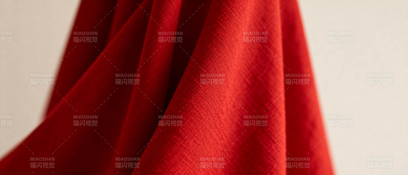 红色布料特写图片