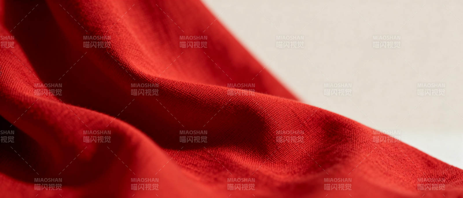 红色布料特写图片