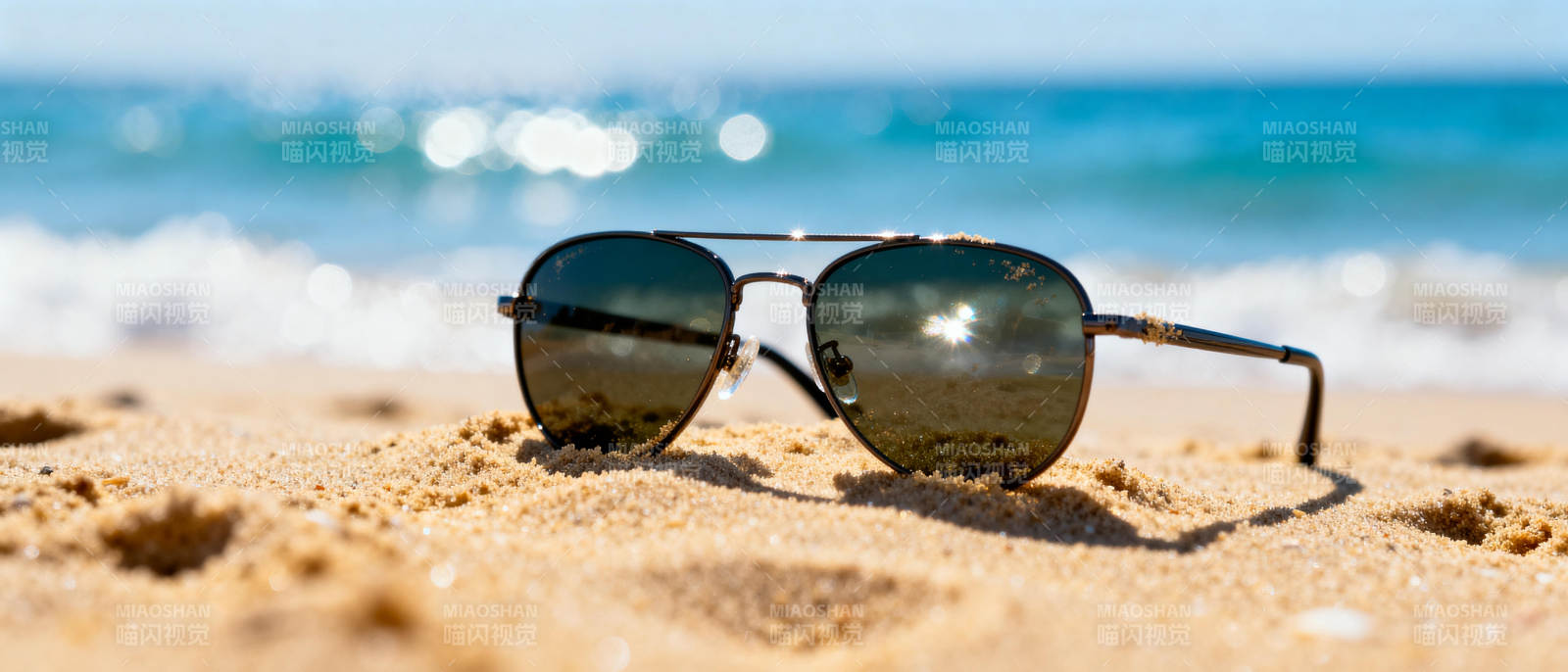 沙滩上的墨镜图片