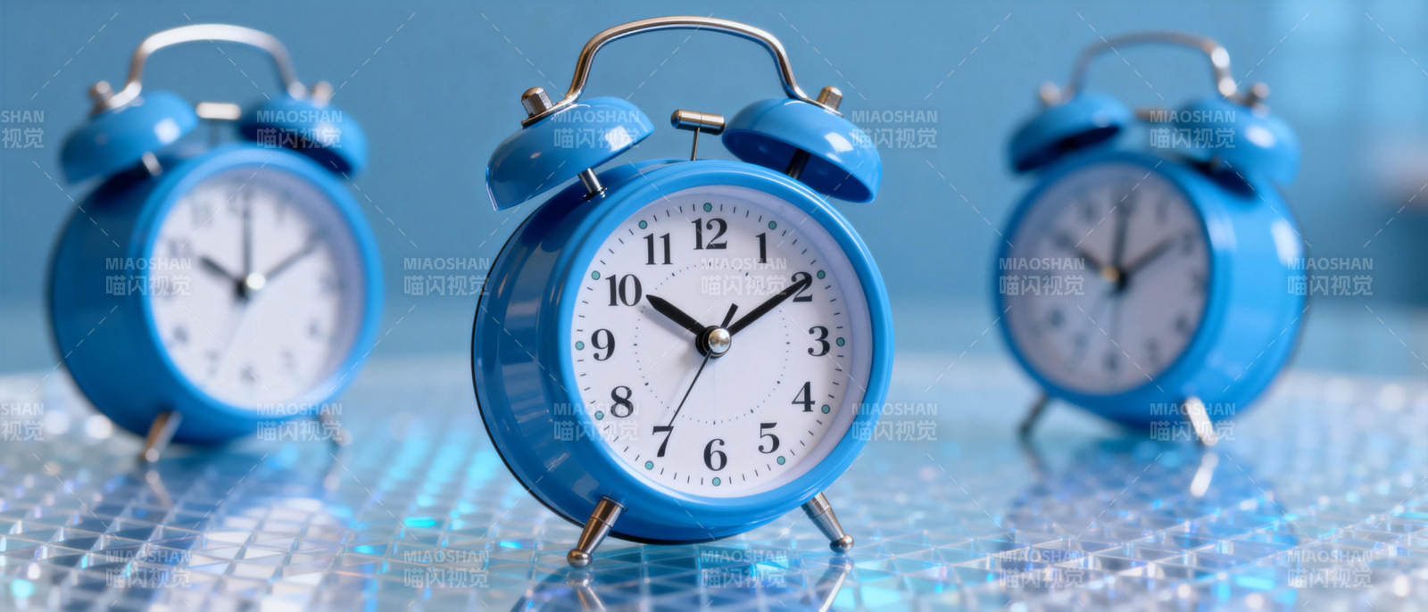 蓝色闹钟静置桌面图片