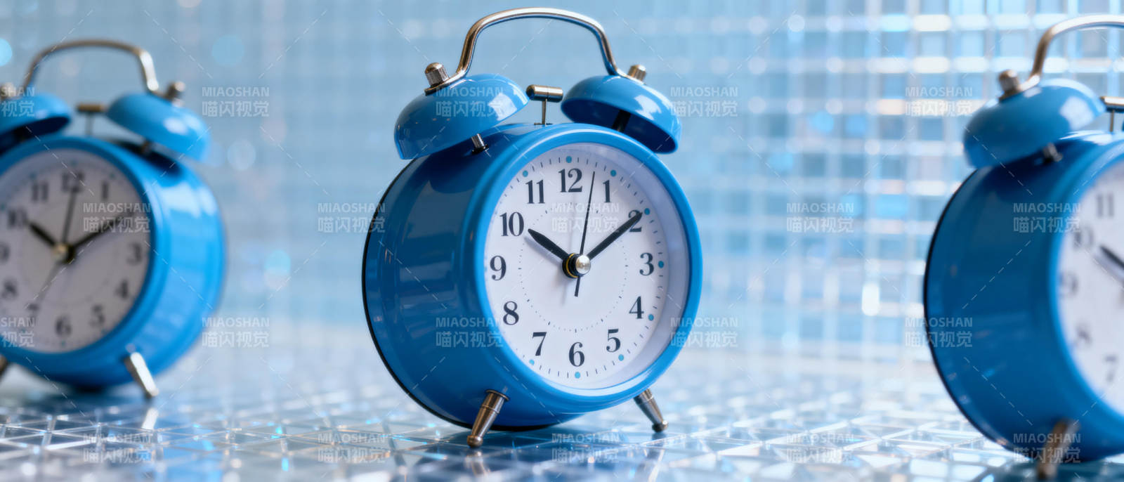 蓝色闹钟静置桌面图片