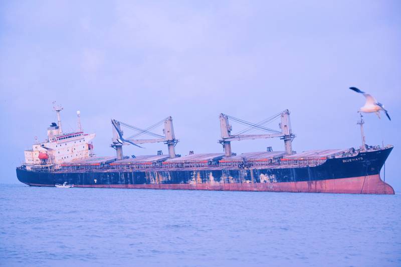 巨轮静泊海面图片